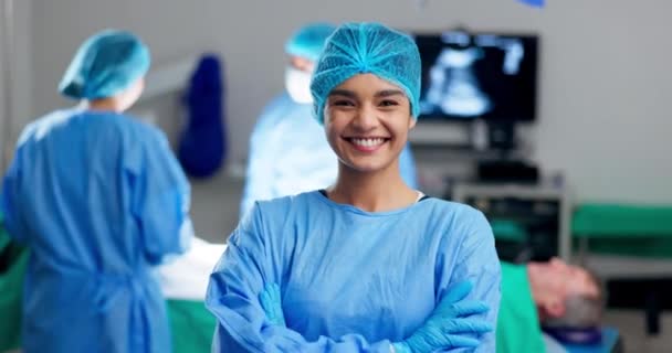 Mujer Feliz Cirujano Brazos Cruzados Rostro Confianza Con Ayuda Apoyo — Vídeos de Stock