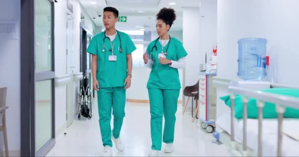 Врачи Медсестры Командная Работа Прогулки Больнице Планирования Медицинского Обслуживания Пациентов — стоковое видео