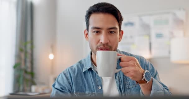 Kawa Biznes Człowiek Laptopem Uśmiech Informacje Stronie Internetowej Startupem Cappuccino — Wideo stockowe
