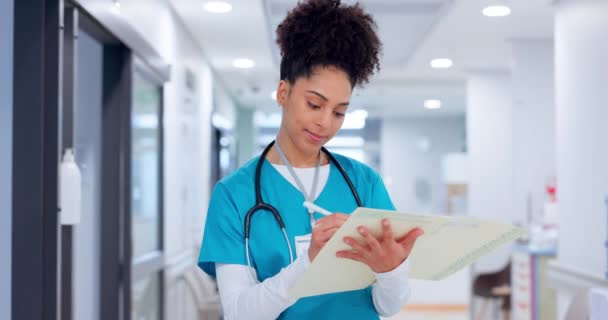 Kobieta Dokumenty Lekarz Piszący Raport Opiece Zdrowotnej Kartę Medyczną Lub — Wideo stockowe