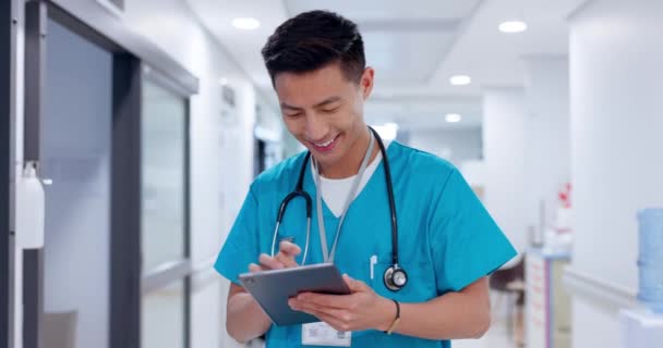 护士和亚洲男人研究平板电脑 在线健康或医院远程保健 在技术 数字网站打字 医疗应用和阅读电子邮件等方面快乐的医务工作者 — 图库视频影像