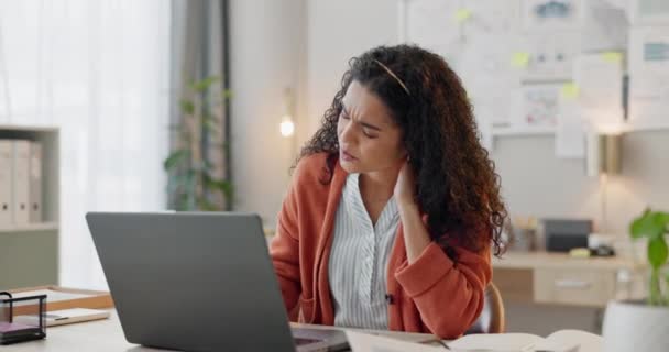 Frustrierte Frau Laptop Und Nackenschmerzen Bei Burnout Stress Oder Fehler — Stockvideo