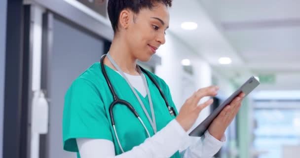 태블릿 온라인 병원에서 전화에 간호사와 아프리카 노동자는 기술에 디지털 사이트에 — 비디오