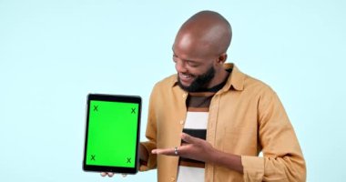 Tablet, yeşil ekran ve stüdyoda internet sitesi, internet ve sosyal ağı olan bir adam. Mavi arka planda teknoloji izleme işaretleri, reklamları veya uygulamaları olan mutlu siyah kişi.