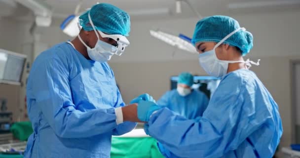 Arts Chirurg Handschoenen Met Hulp Het Theater Voor Medische Spoedgevallen — Stockvideo