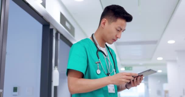 Investigación Seria Enfermera Hombre Tabletas Bienestar Línea Telesalud Clínica Hospitalaria — Vídeo de stock
