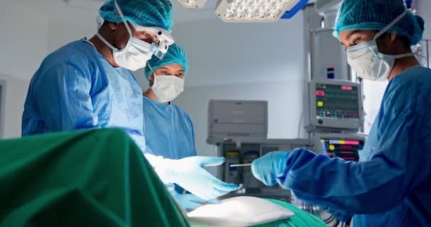 외과의사 Pep와 관리를위한 극장에서 지원을위한 팀워크 의학적 도움을 장비로 환자를 — 비디오