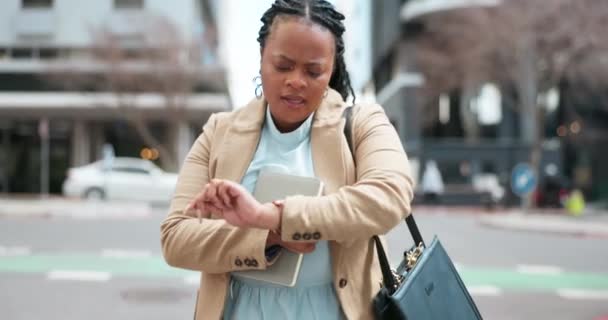 Tiempo Tarde Una Mujer Negra Negocios Ciudad Mirando Reloj Mientras — Vídeos de Stock