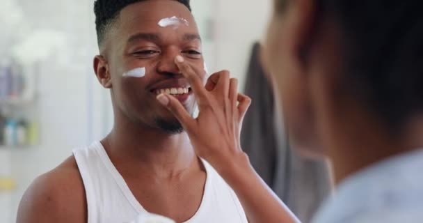 Huidverzorging Badkamer Vrolijke Man Zwart Paar Crème Voor Lotion Behandeling — Stockvideo