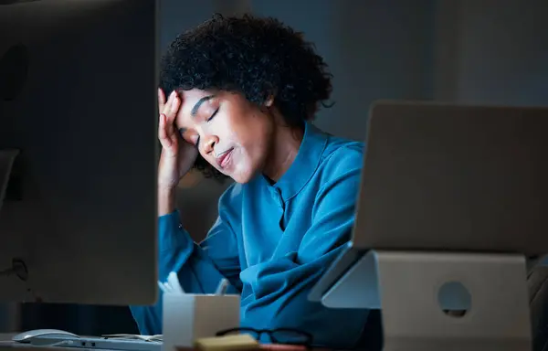 Stres Noc Kobieta Biznesu Zmęczona Nadgodzinami Terminem Presją Pracy Wypaleniem — Zdjęcie stockowe