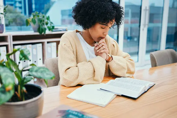 Bidden Bijbel Vrouw Met Religie Spiritueel Hoop Met Begeleiding Studeren — Stockfoto