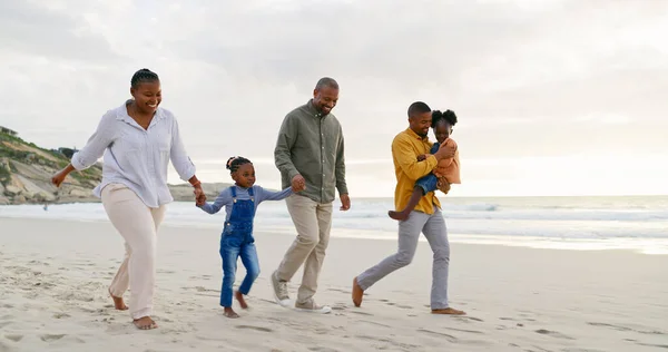 Feliz Caminando Una Familia Negra Playa Tomados Mano Hablando Unas —  Fotos de Stock
