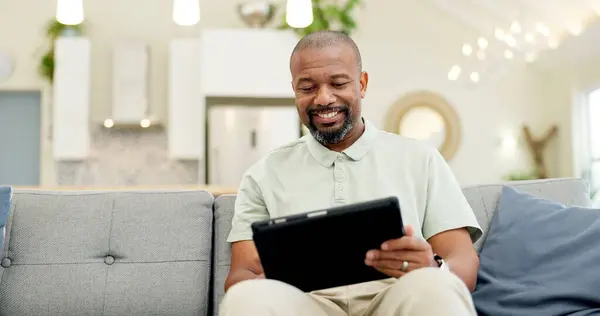Technologie Dospělý Muž Tabletou Obývacím Pokoji Svého Domova Šťastný Pro — Stock fotografie