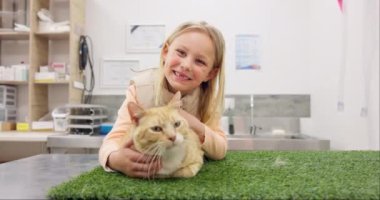 Veteriner, muayene, muayene ya da tedavi için kedili mutlu kızın yüzü. Veterinerlik, hayvan bakımı ve çocuk portresi tıbbi değerlendirme ya da rutin muayene için klinikte..