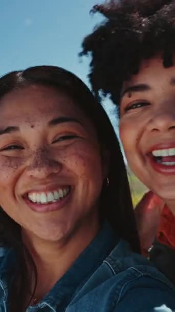 Αγκαλιά Φίλες Και Selfie Προσώπου Χαμόγελο Και Αυτοπεποίθηση Στις Διακοπές — Αρχείο Βίντεο