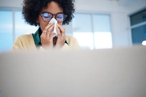 Chory Biznesmen Dmuchający Nos Kierunku Alergii Choroby Wietrznej Wirusa Firmie — Zdjęcie stockowe