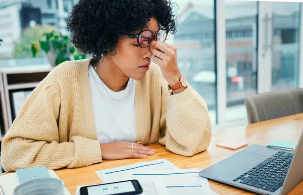 Ból Głowy Laptop Kobieta Biurze Domowym Rachunkami Długami Lub Wyczerpane — Zdjęcie stockowe