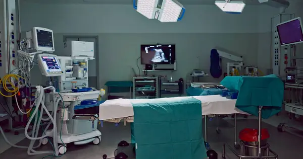 Lege Donkere Ziekenhuis Ruimte Voor Operatie Spoedeisende Hulp Genezende Patiënt — Stockfoto