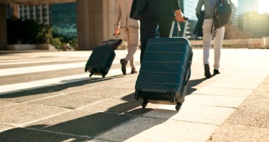 İş, iş ve seyahat, havaalanından uçağa şirket, profesyonel ve bagaj işi. Resmi, kariyer ve birinci sınıf ve vize, seyahat programı ve otel rezervasyonunda lükse sahip yöneticiler.