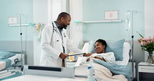 Controleer Patiënt Arts Het Ziekenhuis Kliniek Gezondheidszorg Met Zieke Zwarte — Stockfoto