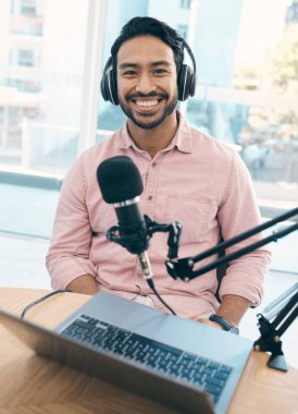 Radyo, podcast ve mutlu Asyalı adamın portresi stüdyoda canlı yayın talk show, blog ya da dizüstü bilgisayarla haber duyurusu. Kayıt, yüz ya da Japon adam DJ sunucu, konuşma ya da eğlence.