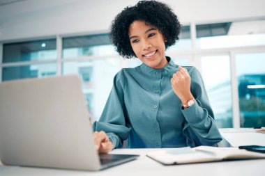 Mutlu kadın, dizüstü bilgisayar ve yumrukla kazanma, başarı veya terfi veya ofis masasında iyi haber. Kutlamada bilgisayardaki kadın gülümsemesi, zafer veya iş yerindeki başarı.
