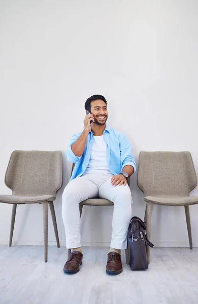 オフィスの待合室 男が任命のための求人検索のためのインタビュー 職場でのHrとの採用ミーティングのためのモバイル会話での広告 キャリア インドの男性 — ストック写真