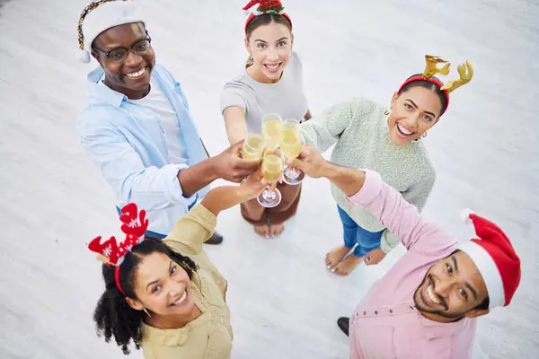 ポートレート トースト クリスマスオフィスパーティーのビジネスチームが 上からお祝いのイベントを開催します 職場の男性と女性の従業員グループとの多様性 シャンパン — ストック写真
