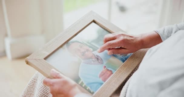 Rama Zdjęcia Ręce Starsza Osoba Domu Starców Opieki Zdjęciem Myślenie — Wideo stockowe