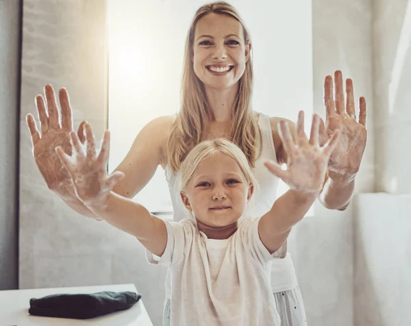 Temiz Aile Gülümseme Ellerini Banyoda Yıkama Hijyen Köpüklü Hijyen Mutlu — Stok fotoğraf