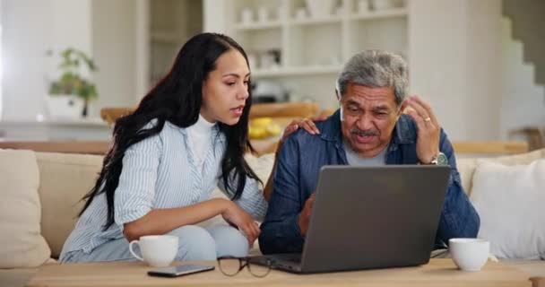 Familie Senior Mand Frustreret Med Laptop Glitch Fejl Eller Fejl – Stock-video