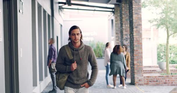 Hombre Retrato Sonrisa Para Caminar Universidad Gen Emocionado Por Educación — Vídeos de Stock