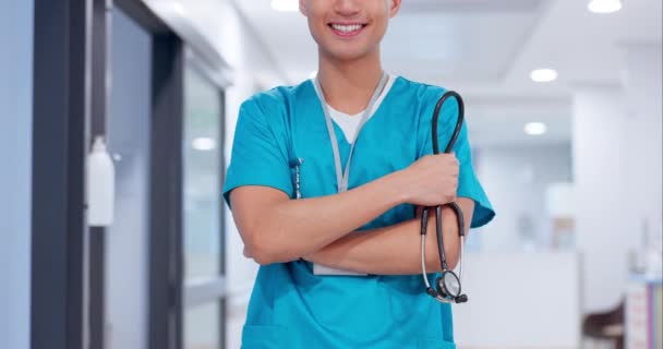 Людина Медсестра Схрещені Руки Посмішкою Стетоскопом Охорони Здоров Служби Експерта — стокове відео