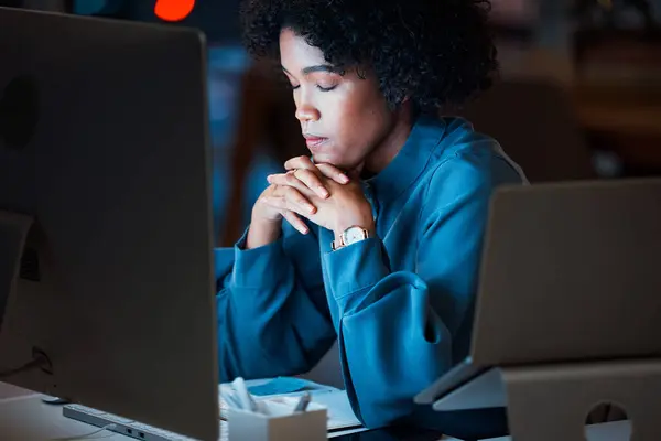 Bizneswoman Zmęczony Zestresowany Nocy Przez Komputer Termin Propozycja Lub Raport — Zdjęcie stockowe