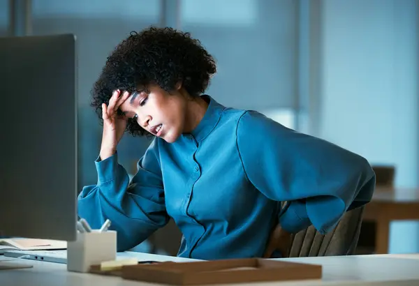 背中の痛み 夜とビジネス女性は 残業時間 作業圧力 筋肉の緊張に疲れました 会社の後半で働くストレス負傷の企業 従業員 — ストック写真
