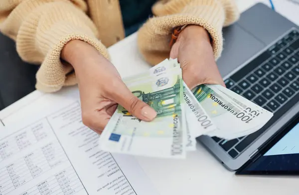 Hände Bargeld Und Geschäftsfrau Mit Laptop Büro Für Haushalt Ersparnisse — Stockfoto