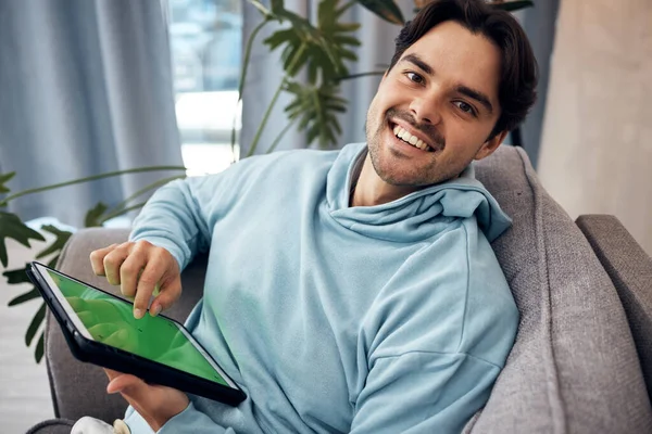 Portret Tablet Zielony Ekran Mężczyzną Grającym Kanapie Salonie Swojego Domu — Zdjęcie stockowe
