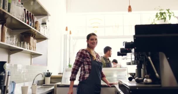 コーヒーショップの女性 自信を持ったバリスタ カフェウェイター サーバーの笑顔 仕事の経験 ホスピタリティ キャリア カフェテリアの肖像画 起業家精神 またはダイナーで幸せな中小企業労働者 — ストック動画