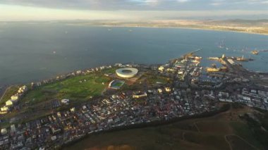 Cape Town, şehir ve deniz manzarası CBD 'deki insansız hava aracından ya da okyanuslu şehir manzarasından. Seyahat, Güney Afrika ya da kıyı şeridinde binalar, su ve limanlarla kentsel, arazi ve ufuk çizgisi.