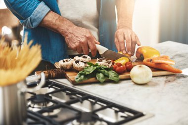 Yemek pişirme, eller ve diyet için sebze kesme, sağlıklı ya da beslenme yemeği. Yemek tarifi, yakın çekim ve Kanadalı olgun bir erkek evde akşam yemeği ya da öğle yemeği için malzemeleri doğruyor.