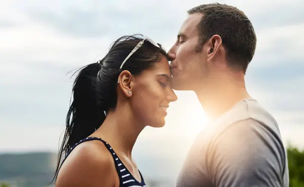 Voorhoofd Liefde Paar Kussen Outdoor Date Wellness Zorg Zomerse Romantiek — Stockfoto