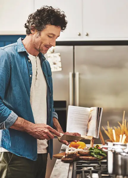 食物和人在厨房里切蔬菜作为饮食 健康或营养的晚餐 来自加拿大的书籍 烹调和成熟的男性在家中为晚餐或午餐切配料 — 图库照片