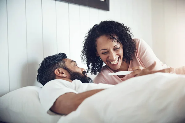 Couple Surprise Bedroom Pregnancy Test Positive Bed Smile Results Excited — Stock Photo, Image