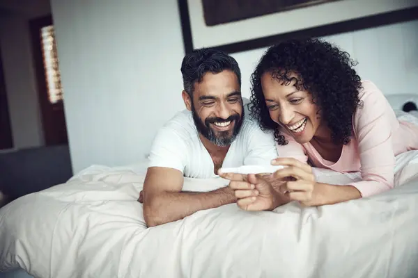 Couple Smiling Bedroom Pregnancy Test Positive Bed Happiness Results Excited — Stock Photo, Image