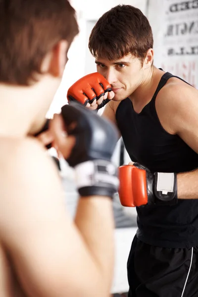 Hombre Lucha Boxeo Entrenamiento Artes Marciales Con Compañero Combate Para — Foto de Stock
