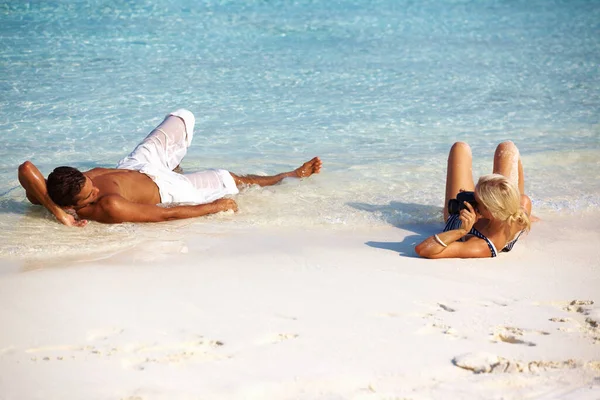 Beach Tanning Couple Relax Holiday Summer Vacation Hawaii Island Water — Stock Photo, Image