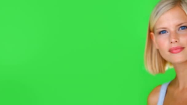 Pantalla Verde Puño Golpeando Mujer Guiño Estudio Aislado Sobre Fondo — Vídeos de Stock