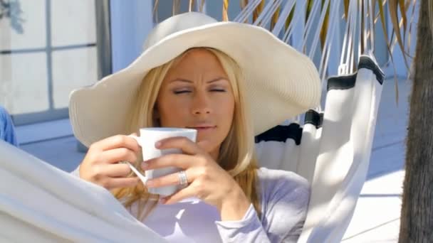 Bellezza Donna Relax Caffè Amaca Con Calma Confortevole Casa Vacanza — Video Stock