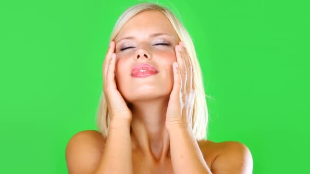 绿色的屏幕 女人和手放在脸上 为皮肤护理 美感和工作室隔离的背景 微笑和金发碧眼的模特在妆容 化妆品和面部处理上用风来抚平肌肤 — 图库视频影像