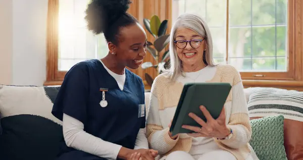 Seniorin Frau Und Pflegekraft Mit Tablet Für Beratung Medizinische Informationen — Stockfoto